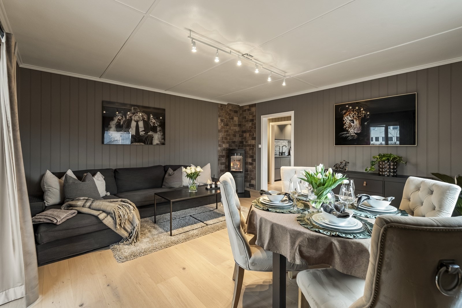 Andelsleilighet beliggende i byggets 1. etasje. Boligen har et internt bruksareal på 57 kvm. Galleribilde