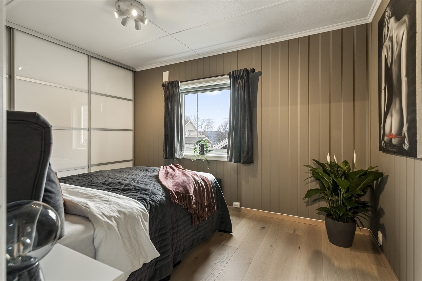 Leiligheten har et romslig soverom med god plass til dobbeltseng. Galleribilde