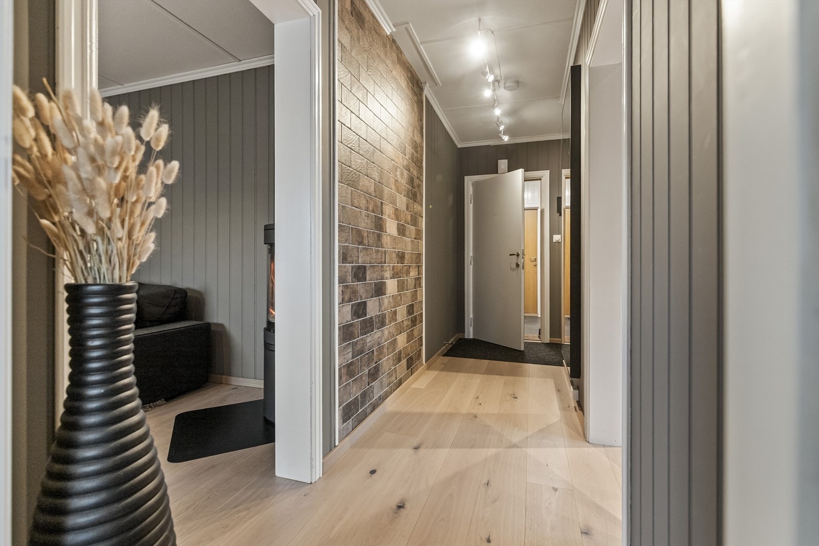 El-anlegg med automatsikringer, oppgradert på bad (2020) og kjøkken (2022). Galleribilde