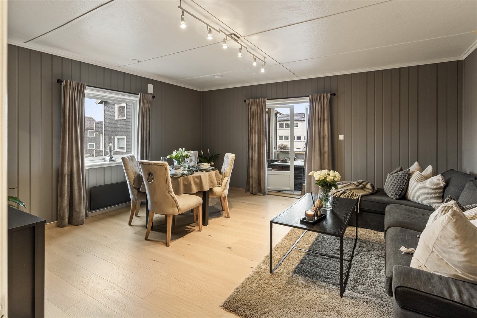 De store vindusflatene slipper inn rikelig med naturlig lys. Galleribilde