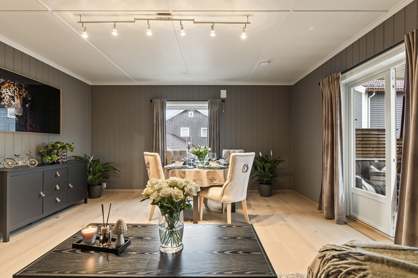 Veggene er kledd med moderne MDF-panel i en lun gråtone. Galleribilde