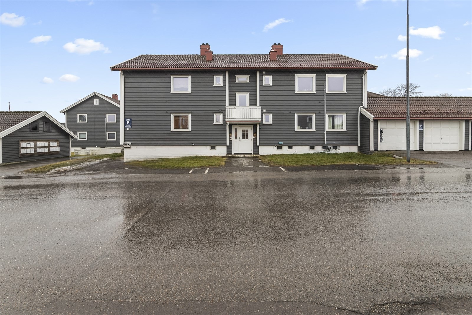 Tjøllinggaten 41 er en lys og svært tiltalende leilighet som har gjennomgått betydelige oppgraderinger de senere år, noe som gir boligen en moderne og gjennomført stil. Galleribilde