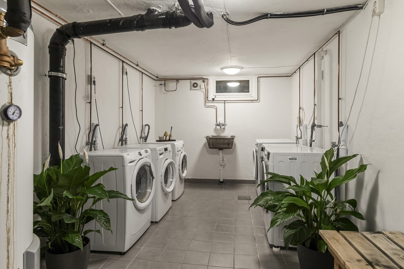 Felles vaskerom i kjeller. Galleribilde