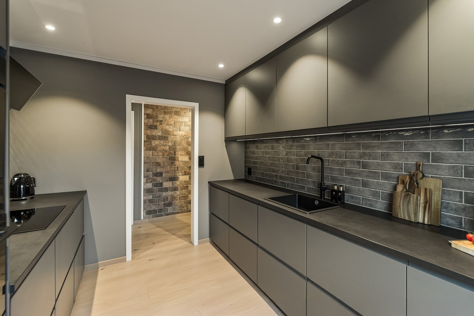 Kjøkkenet er utstyrt med integrerte hvitevarer som platetopp, stekeovn, mikro, oppvaskmaskin og kjøl/fryseskap. Galleribilde