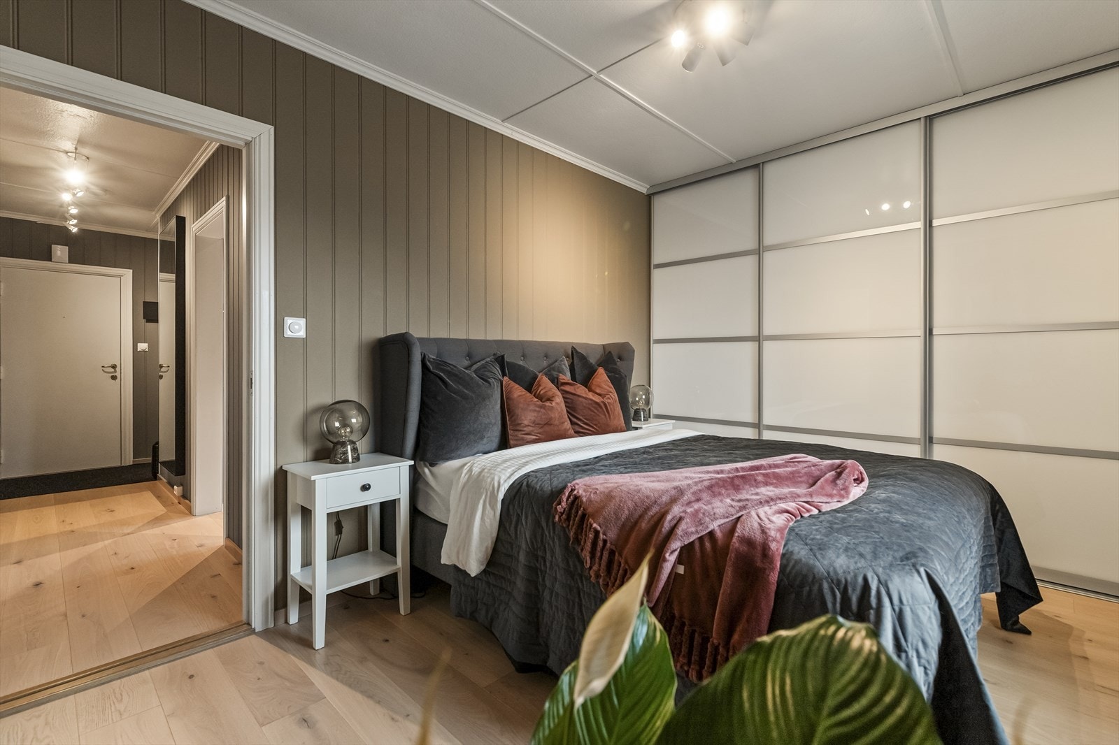 En stor skyvedørsgarderobe med moderne fronter gir utmerkede oppbevaringsmuligheter. Galleribilde