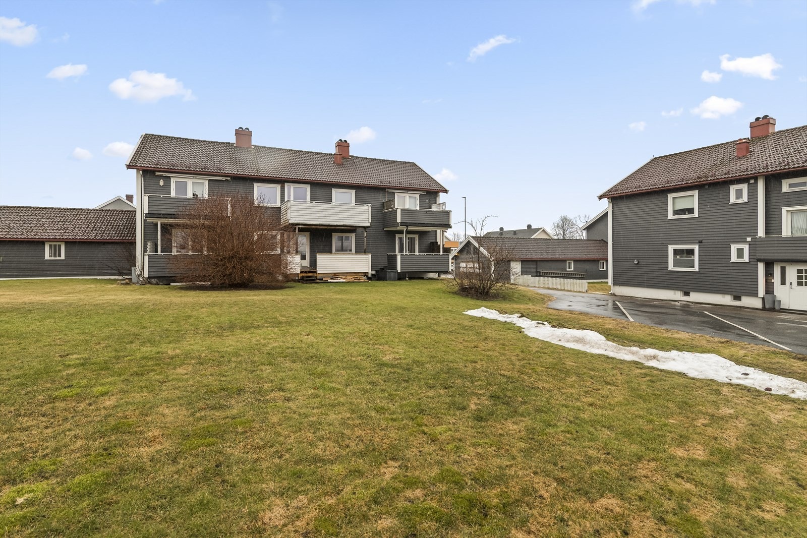 Tjøllinggaten 41 ligger i det populære og sentrumsnære boligområdet Træleborg i Tønsberg. Her bor du med gangavstand til "alt" byen har å by på, samtidig som du har kort vei til maritime omgivelser. Galleribilde