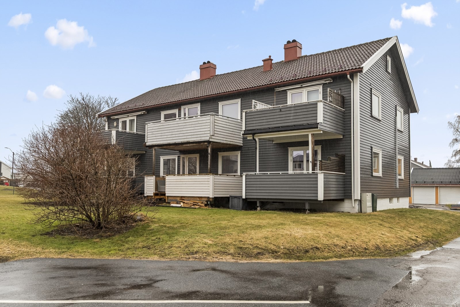 Eiendommen er tilknyttet et veletablert borettslag med pent opparbeidede fellesarealer bestående av gressplener, busker og trær. Galleribilde