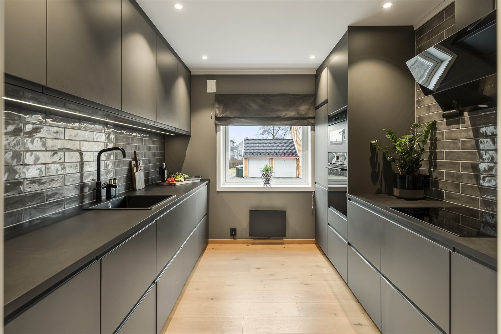 Kjøkkenet ble pusset opp i 2022 og fremstår som moderne og funksjonelt. Galleribilde