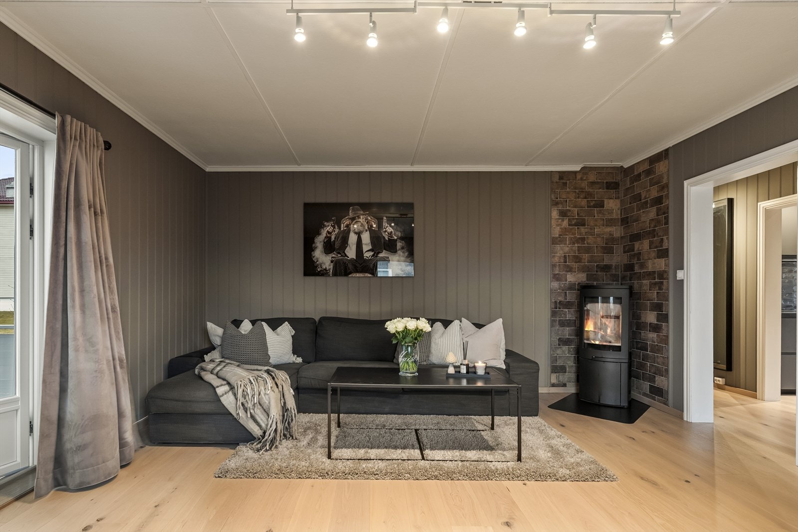 En moderne peisovn sørger for både hygge og effektiv oppvarming på kalde dager. Galleribilde