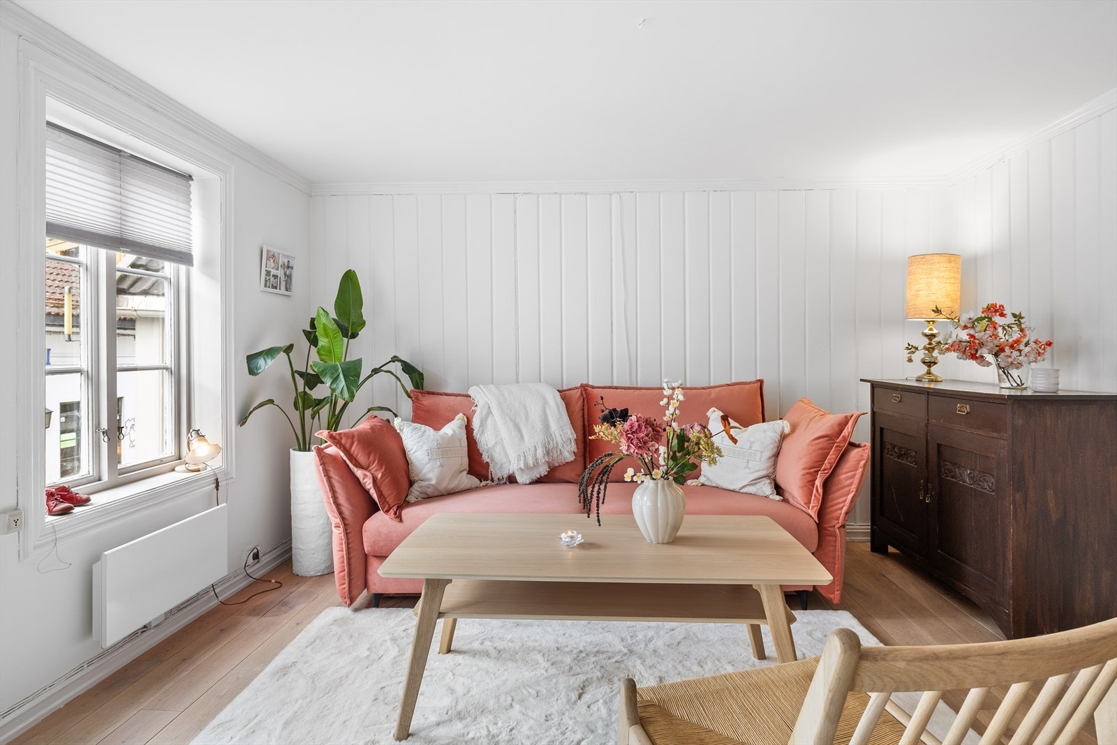 Her har du en naturlig plass til både sofagruppe, spisebord og TV med tilhørende møblement. Galleribilde