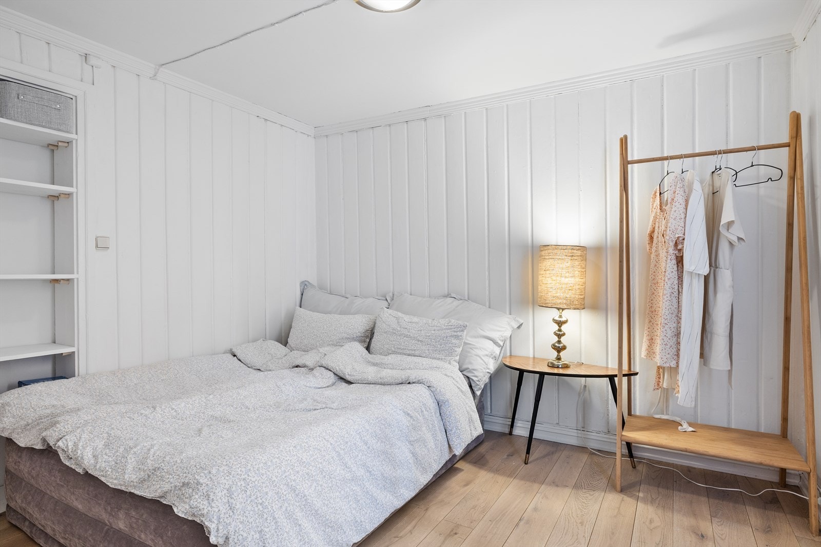 Soverommet er romslig med plass til dobbeltseng, nattbord og øvrig møblement. Galleribilde