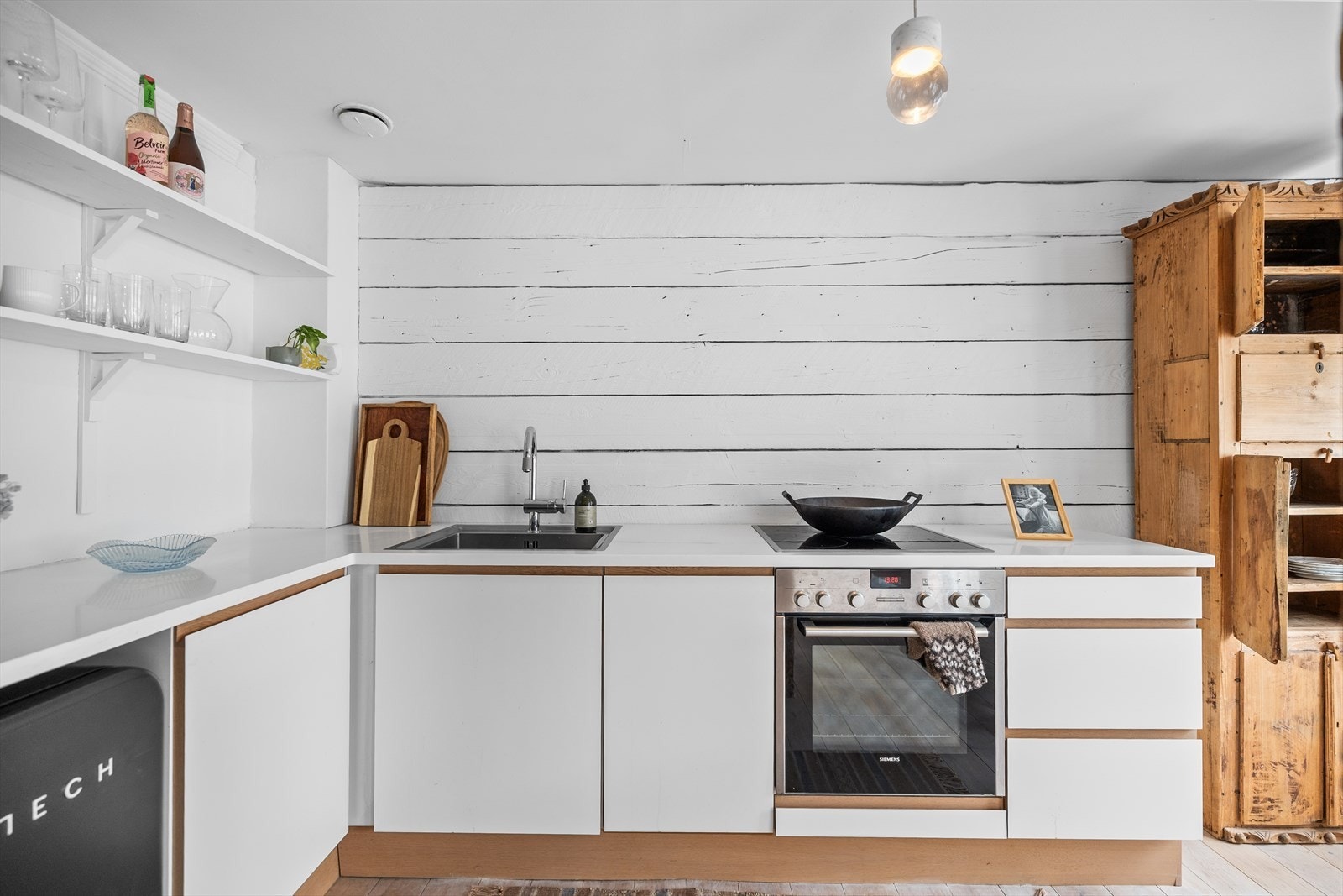 En karakterfull vegg med malt rupanel som understreker leilighetens særpreg. Galleribilde