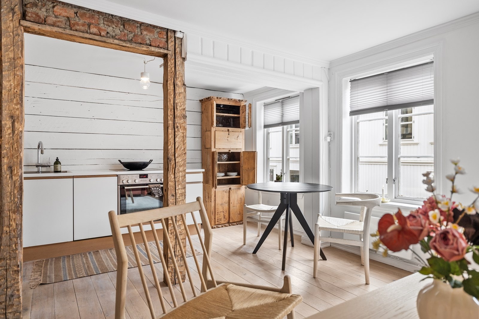 Den åpne kjøkkenløsningen skaper en sosial og praktisk romfølelse. Galleribilde