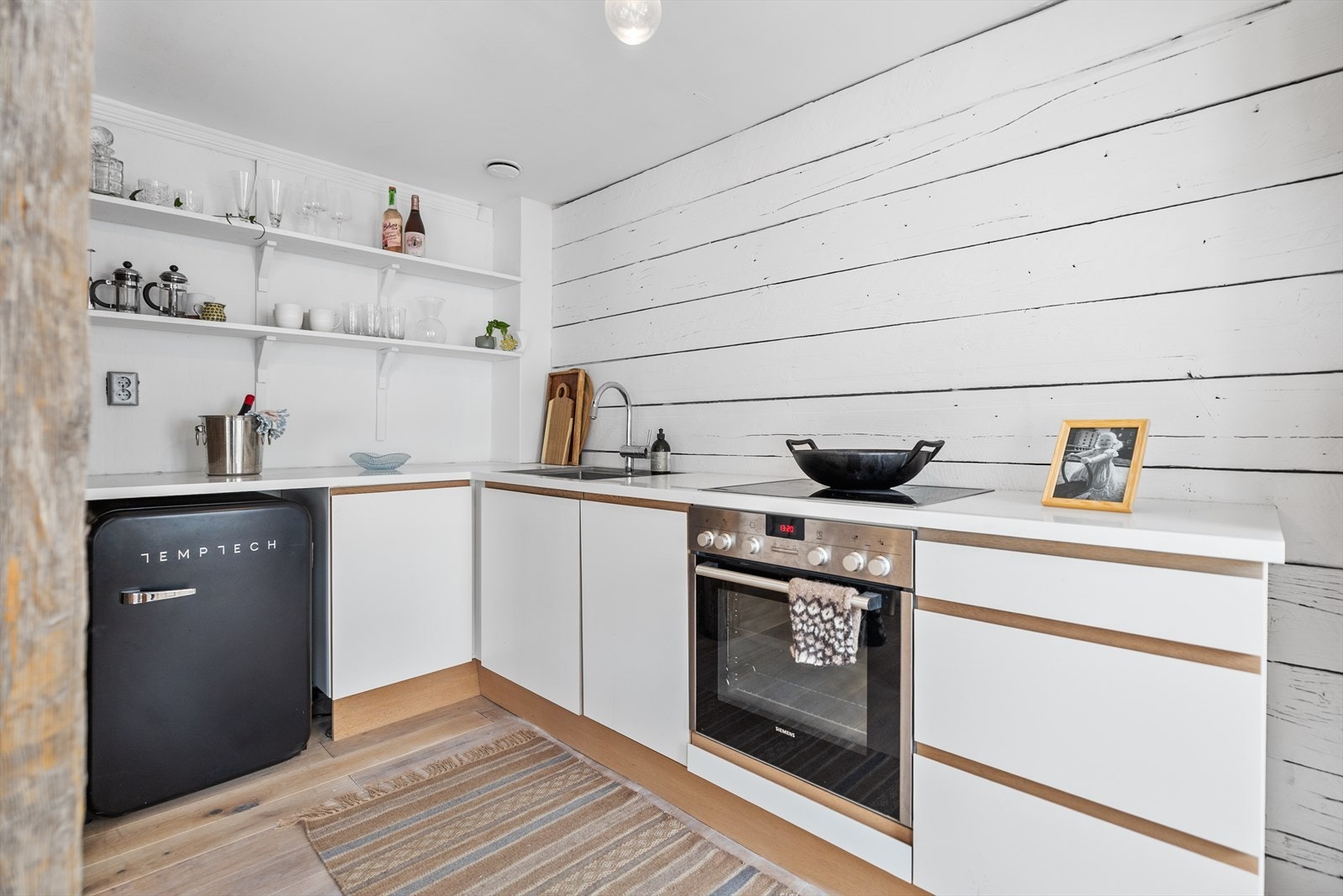 Kjøkkenet har lyse og pene fronter, samt praktiske hyller. Galleribilde