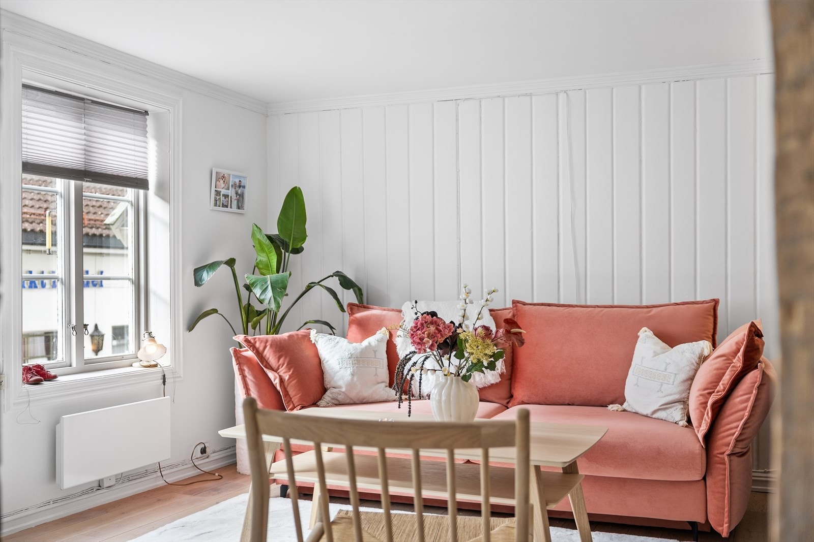 Det er godt med vindusflater som slipper inn naturlig med lys i boligen. Galleribilde