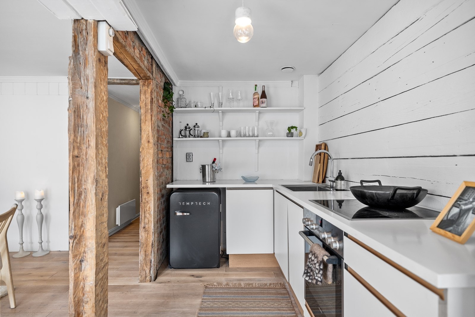 Leiligheten ligger i høy 1. etasje, noe som gir en skjermet følelse uten innsyn fra gateplan. Galleribilde