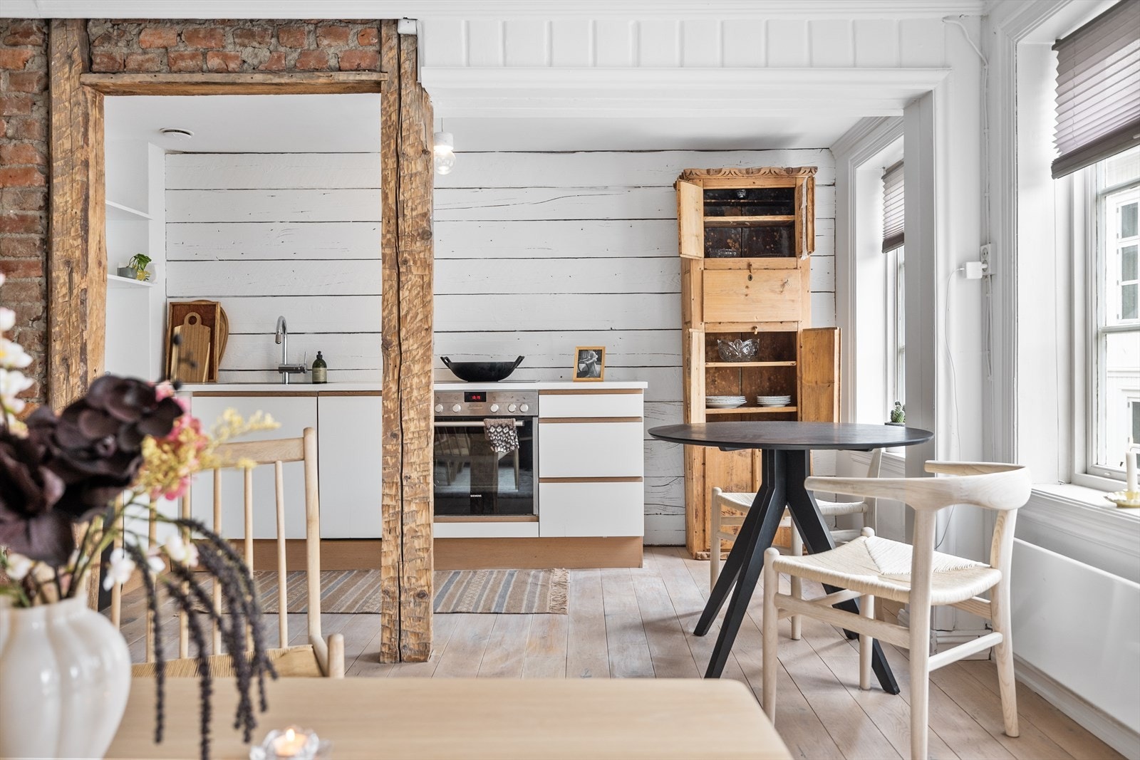 I tillegg er det plass til et hyggelig spisebord for hyggelige middager eller rolige frokoster. Galleribilde