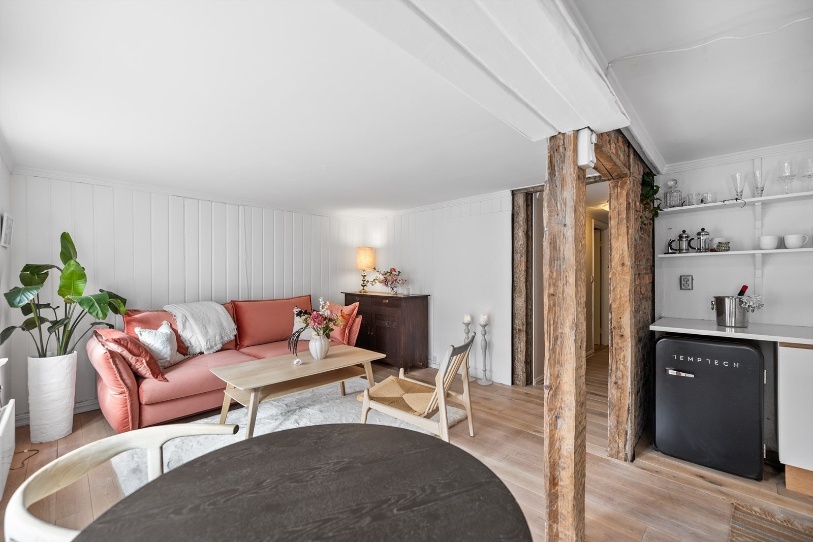 Innvendig er boligen kult oppusset med en gjennomført kombinasjon av nyere gulv og overflater, sammen med flotte originale detaljer som fremhevet teglsteinsvegg og synlige bjelker. Galleribilde