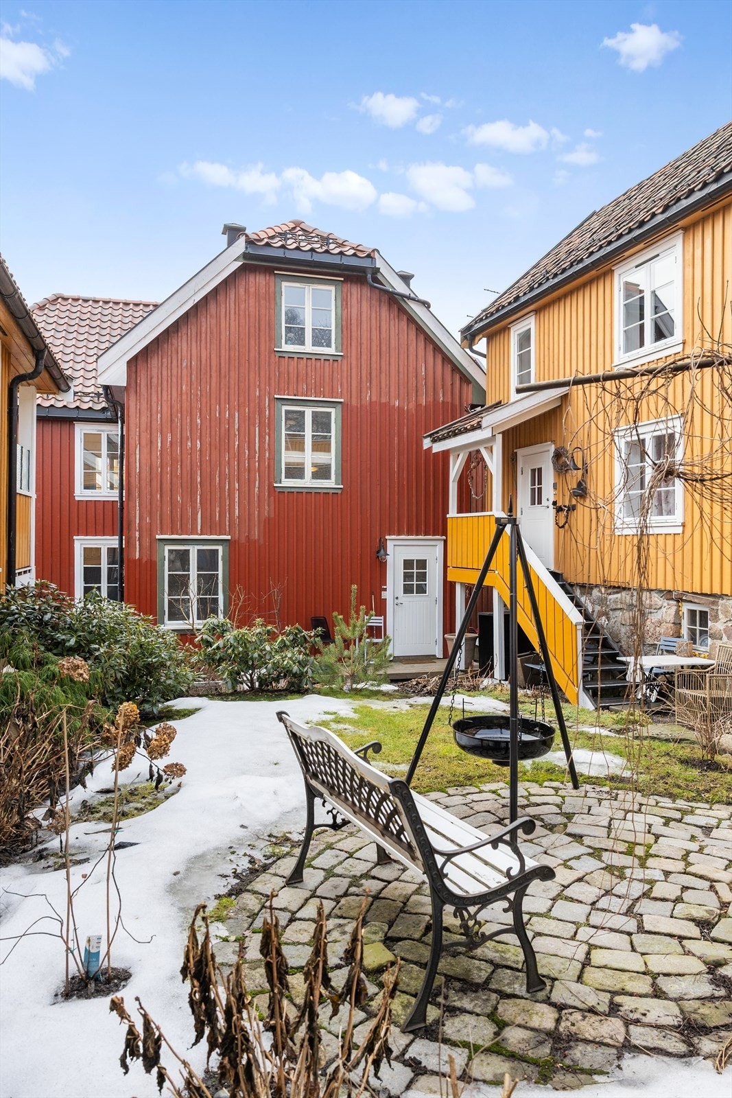 Her bor du i et hyggelig sameie med koselig felles bakhage, samtidig som du har bylivet rett utenfor døren. Galleribilde