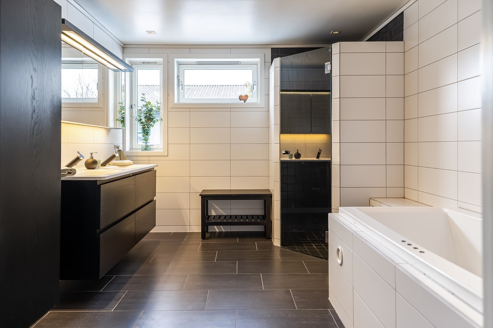 Her er det rikelig med oppbevaringsplass i både speilskap, servantinnredning og tilhørende høyskap. Galleribilde