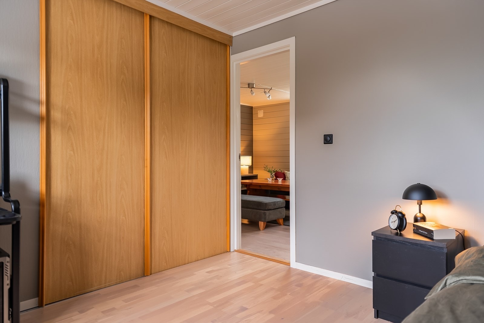 Også her er det et praktisk skyvedørsgarderobe. Galleribilde