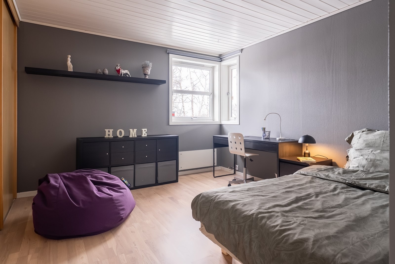 Alle soverommene i boligen er av god størrelse. Dette soverommet er på hele 13,5 m² og har rikelig med plass til ønsket sengestørrelse samt tilhørende møblement. Galleribilde