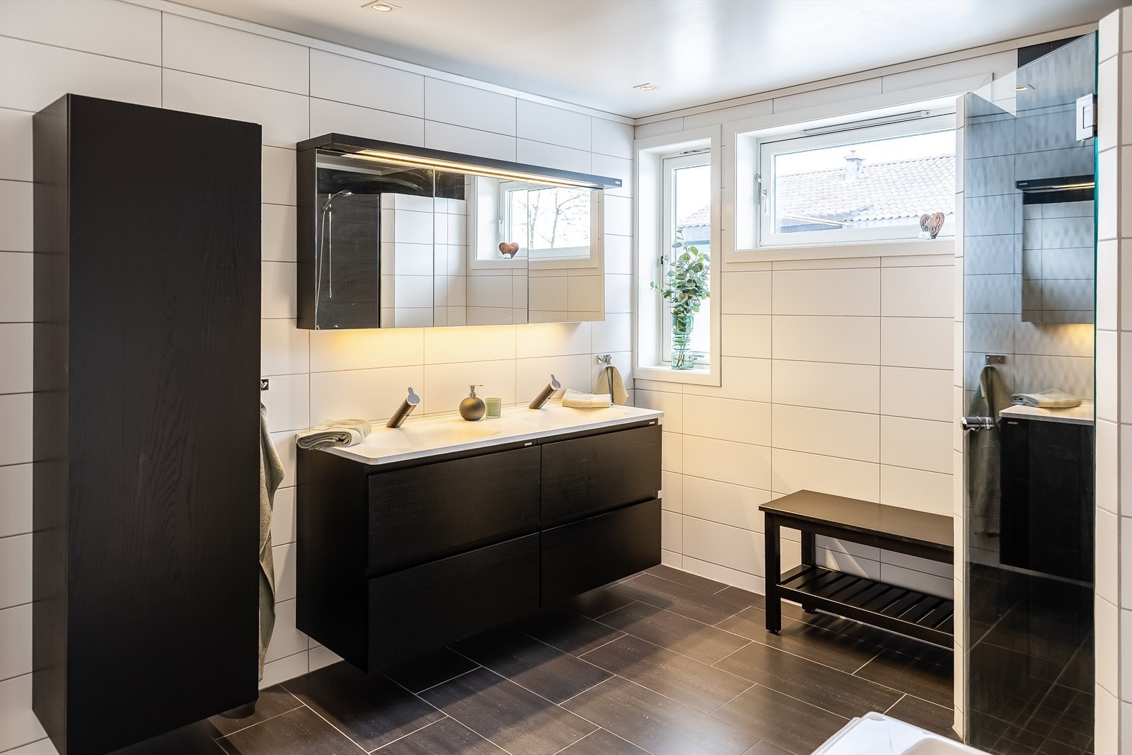 Her får du et romslig bad på 10,5 m² som er innredet med badekar, dusj, vegghengt toalett og dobbel servant. Galleribilde