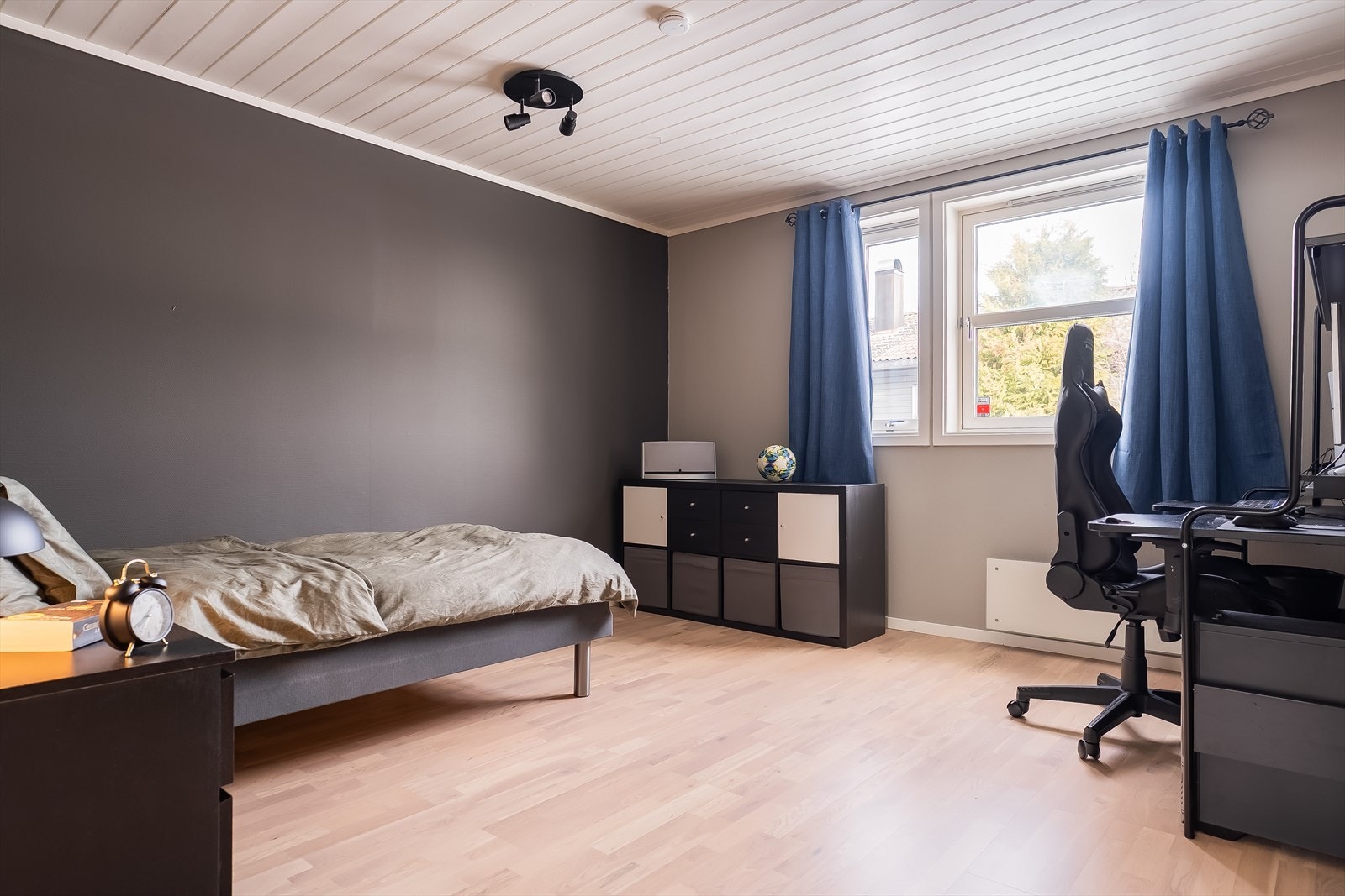 Dette er boligens største soverom og måler hele 13,8 m². I likhet med de øvrige soverommene er det god plass til ønsket innredning. Galleribilde