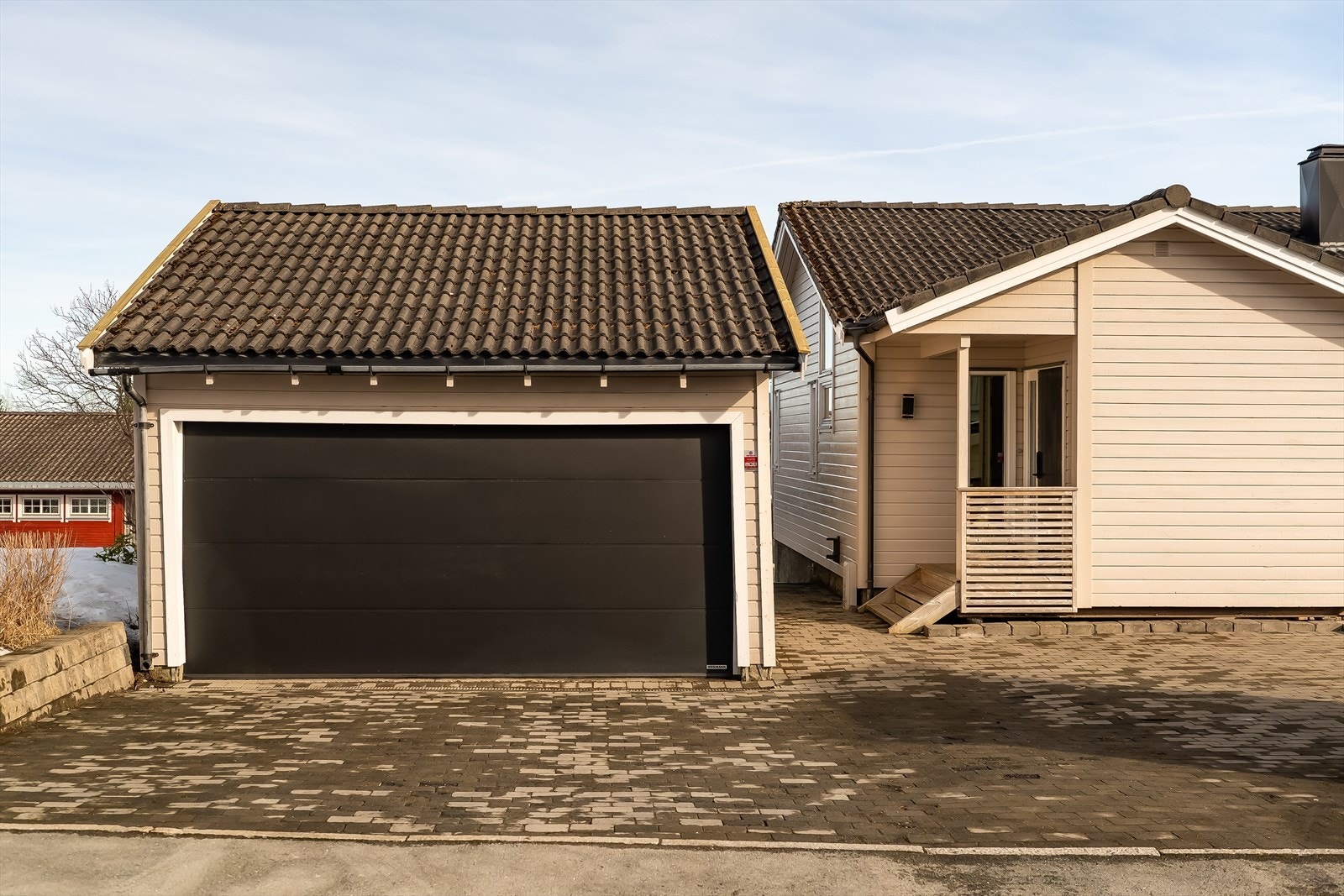 Garasjeporten er byttet ut, og åpnes automatisk med portåpner. Galleribilde