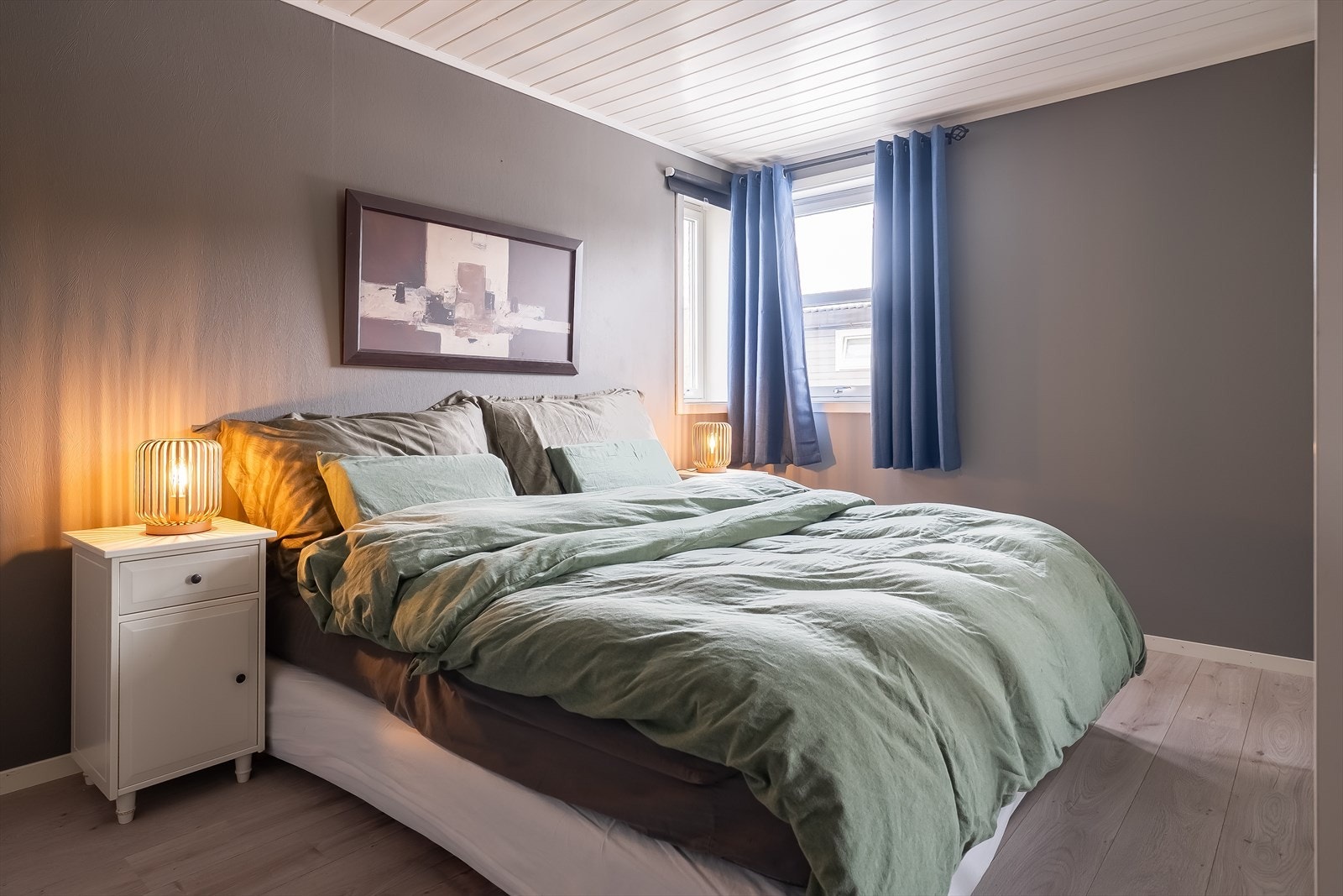 Det siste soverommet i sokkelen måler hele 12,1 m² og fremstår som et innbydende rom med god plass til seng og nattbord. Galleribilde