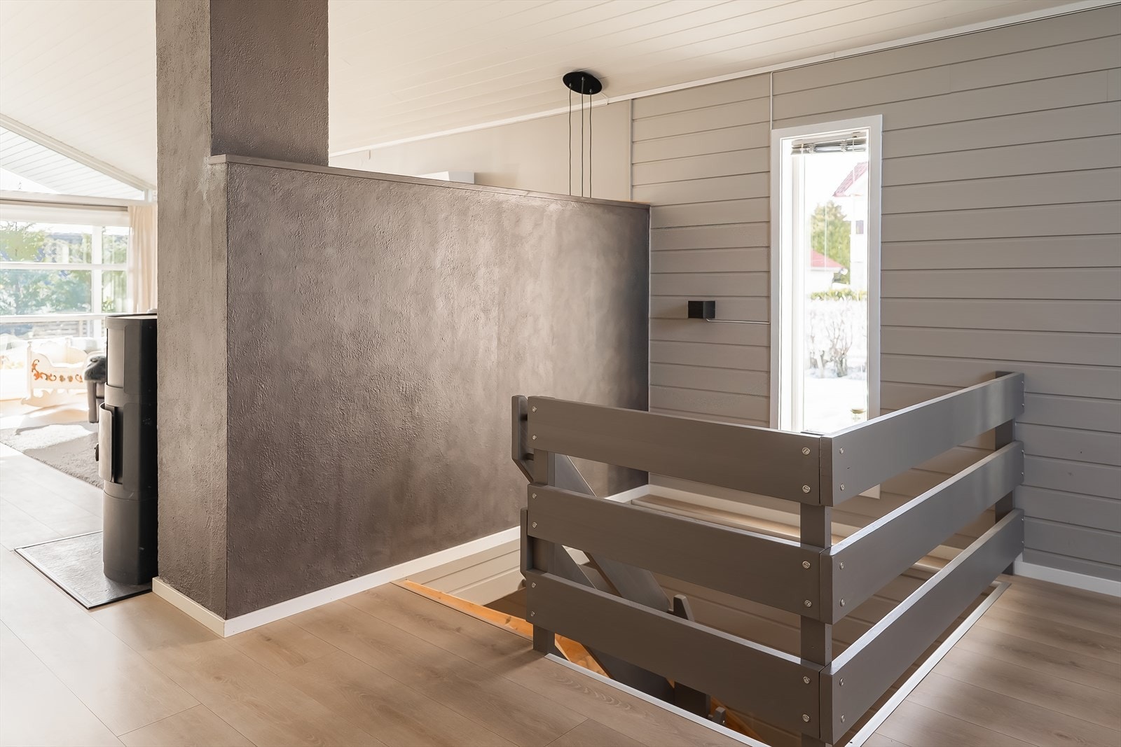 Boligen fremstår som velholdt og har praktiske løsninger, med flotte og gjennomgående fargevalg i hele boligen. Galleribilde