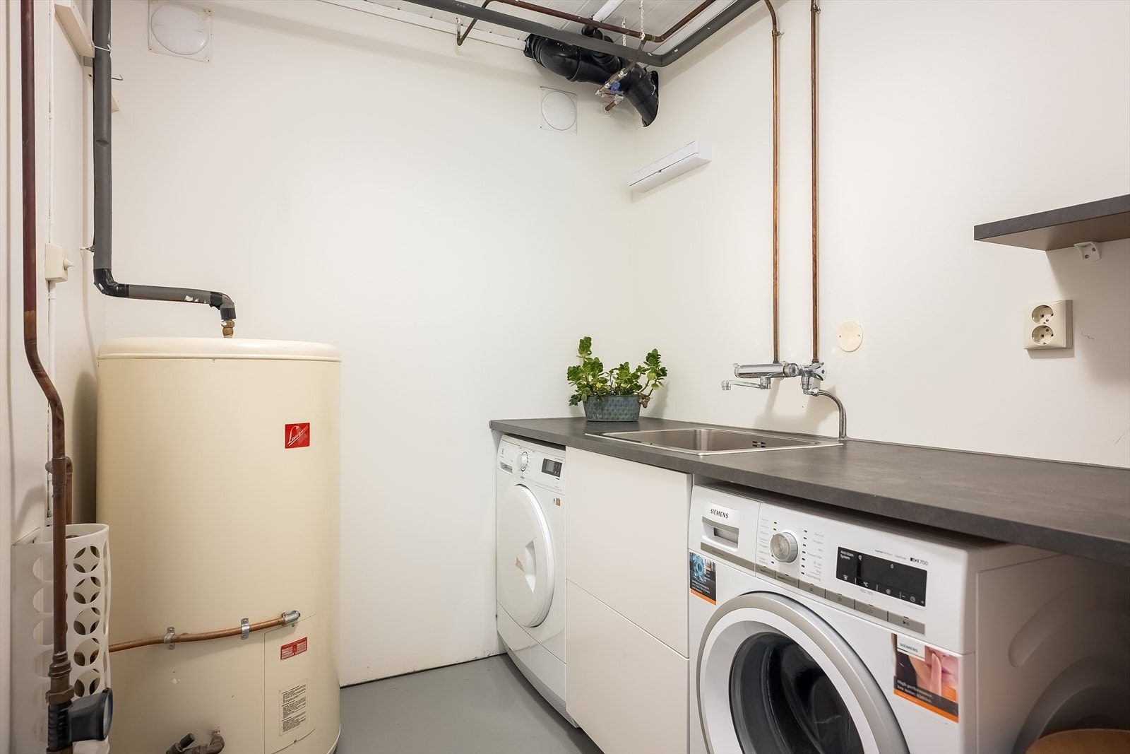 I sokkelen ligger det også et praktisk vaskerom på 4,1 m². Her er det opplegg for vaskemaskin, samt installert varmtvannsbereder og utslagsvask. Galleribilde
