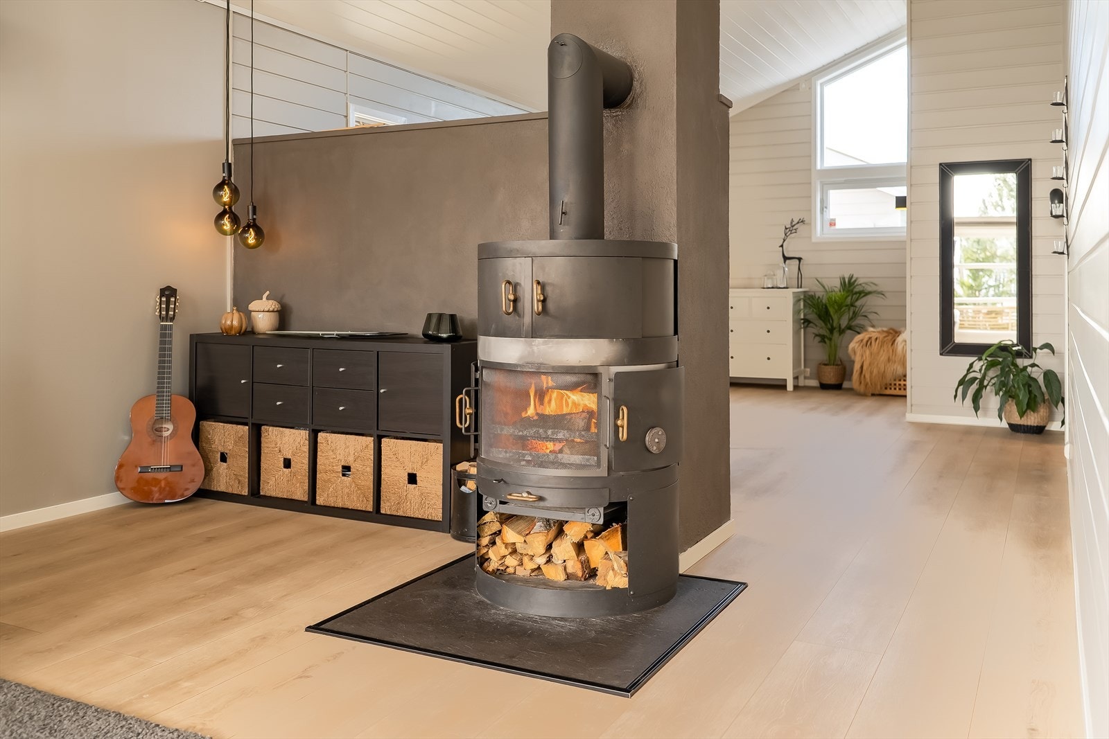 I stuen er det installert en koselig vedovn som gir god varme og stemningsfull peiskos på kalde kvelder. Galleribilde