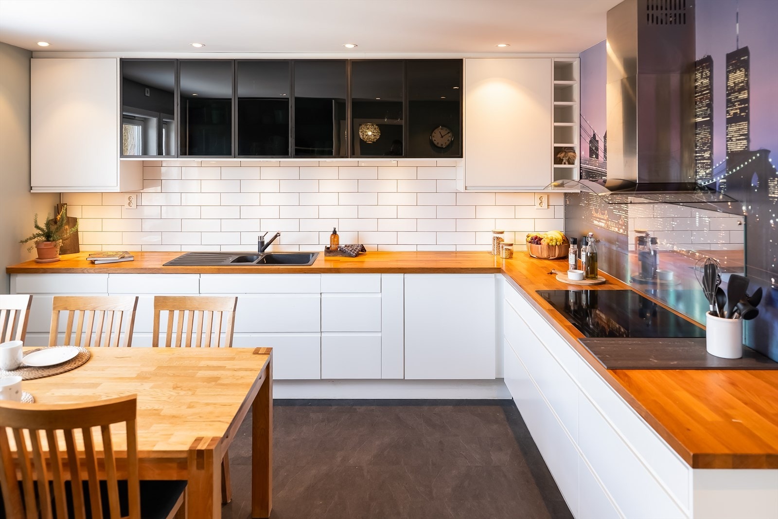 Boligen byr på et moderne og romslig hjørnekjøkken fra 2017 med rikelig oppbevaringsplass i både over- og underskap. Galleribilde