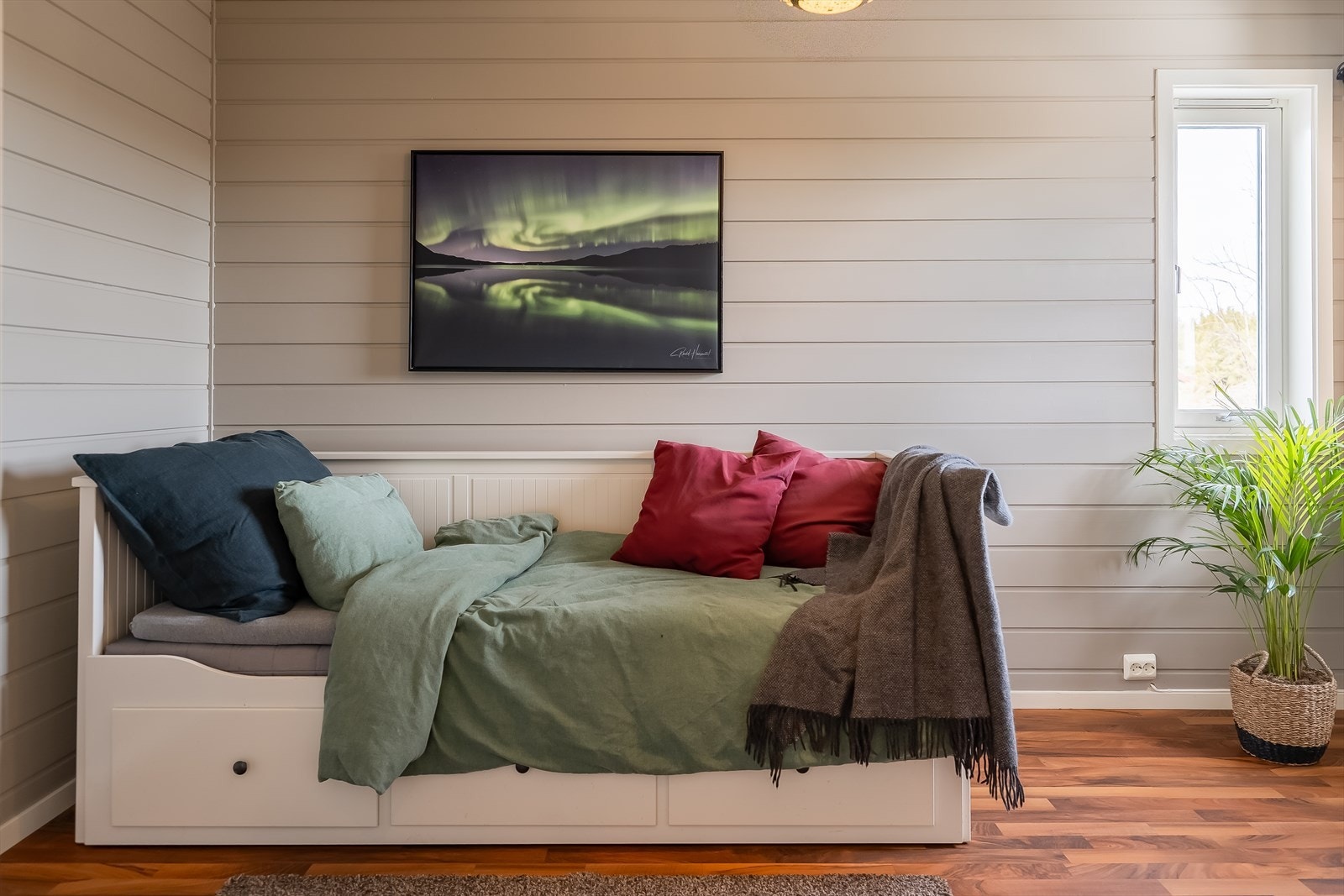 Soverommet er på 10,2 m² og har mange bruksmuligheter. Rommet egner seg godt som gjesterom eller hjemmekontor. Galleribilde