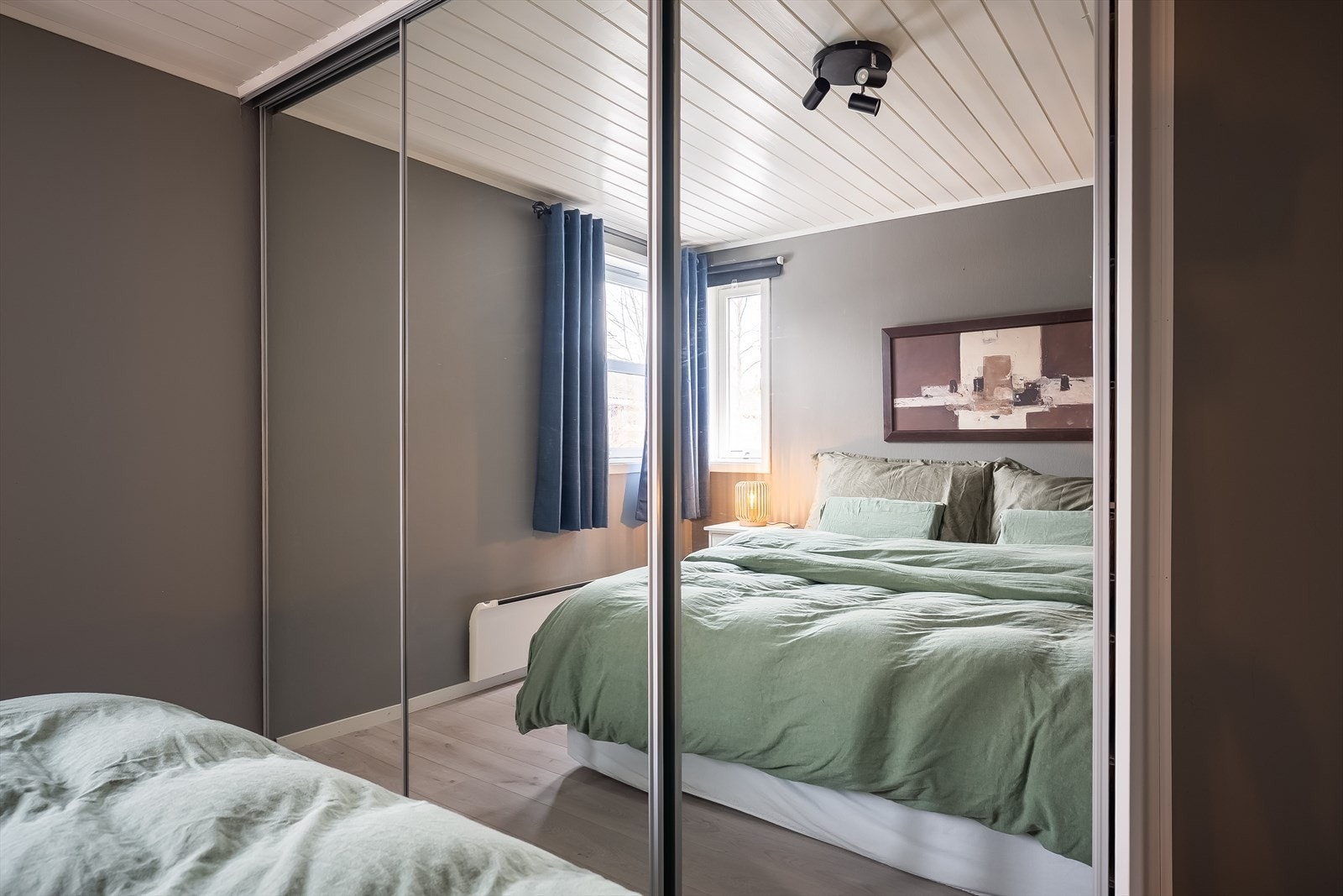 Langs veggen finner man en praktisk skyvedørsgarderobe med god oppbevaringsplass. Galleribilde