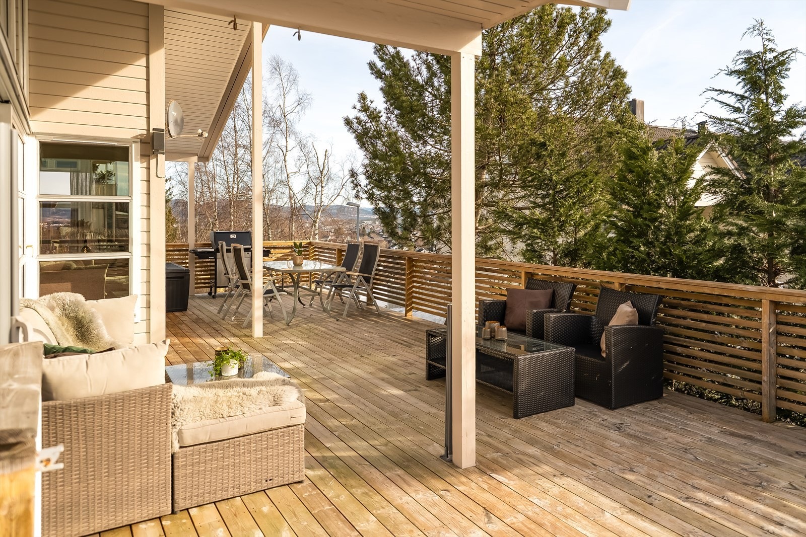 Terrassen er eksponert for sol i alle himmelretninger og har gode solforhold store deler av dagen. Beplanting rundt skjermer mot sjenerende innsyn. Galleribilde