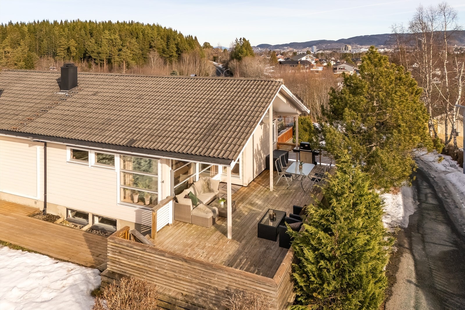 Fra terrassen er det enkel adkomst videre ned til platting og hagen. Galleribilde