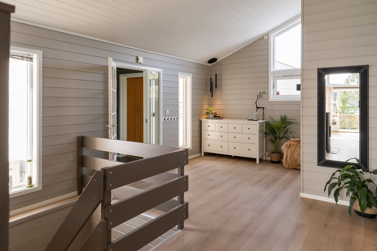 Boligens entré oppleves lys og innbydende, med god takhøyde og fine vindusflater. Galleribilde