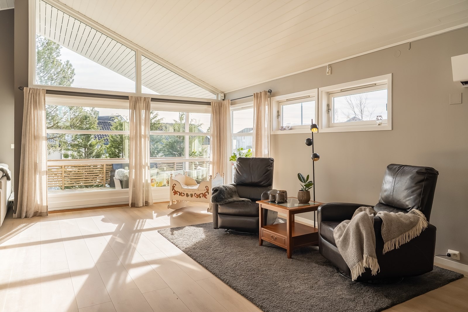 Her får du store vindusflater som slipper inn rikelig med naturlig lys fra alle himmelretninger. Fra stuen er det direkte utgang til terrassen, som gir en naturlig forlengelse av rommet og legger godt til rette for hyggelige stunder om sommeren. Galleribilde