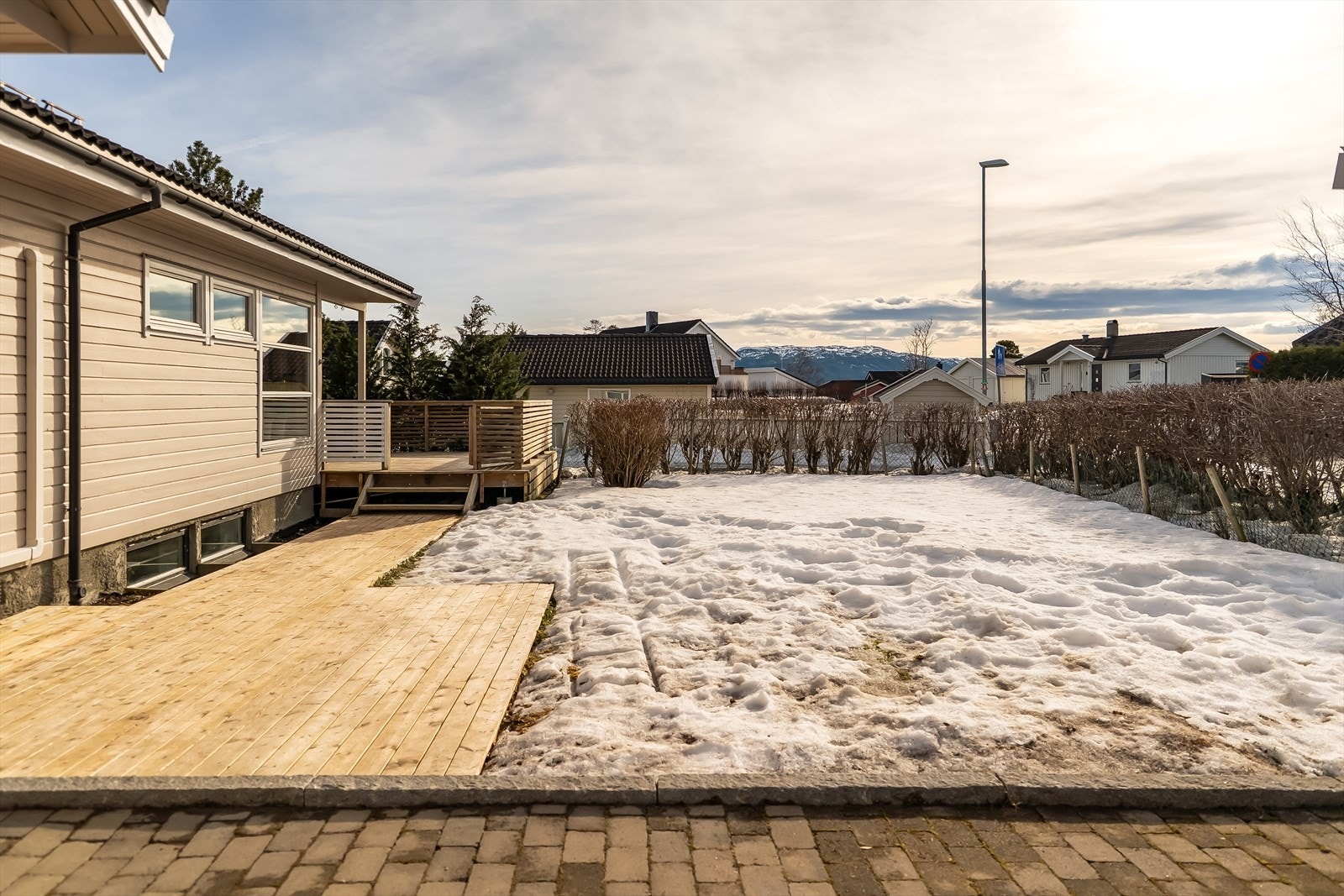 Boligen skiller seg ut med sine fine uteområder, med både platting og hage. Her er det gode muligheter for utemøbler, lek og hyggelige sammenkomster. Galleribilde