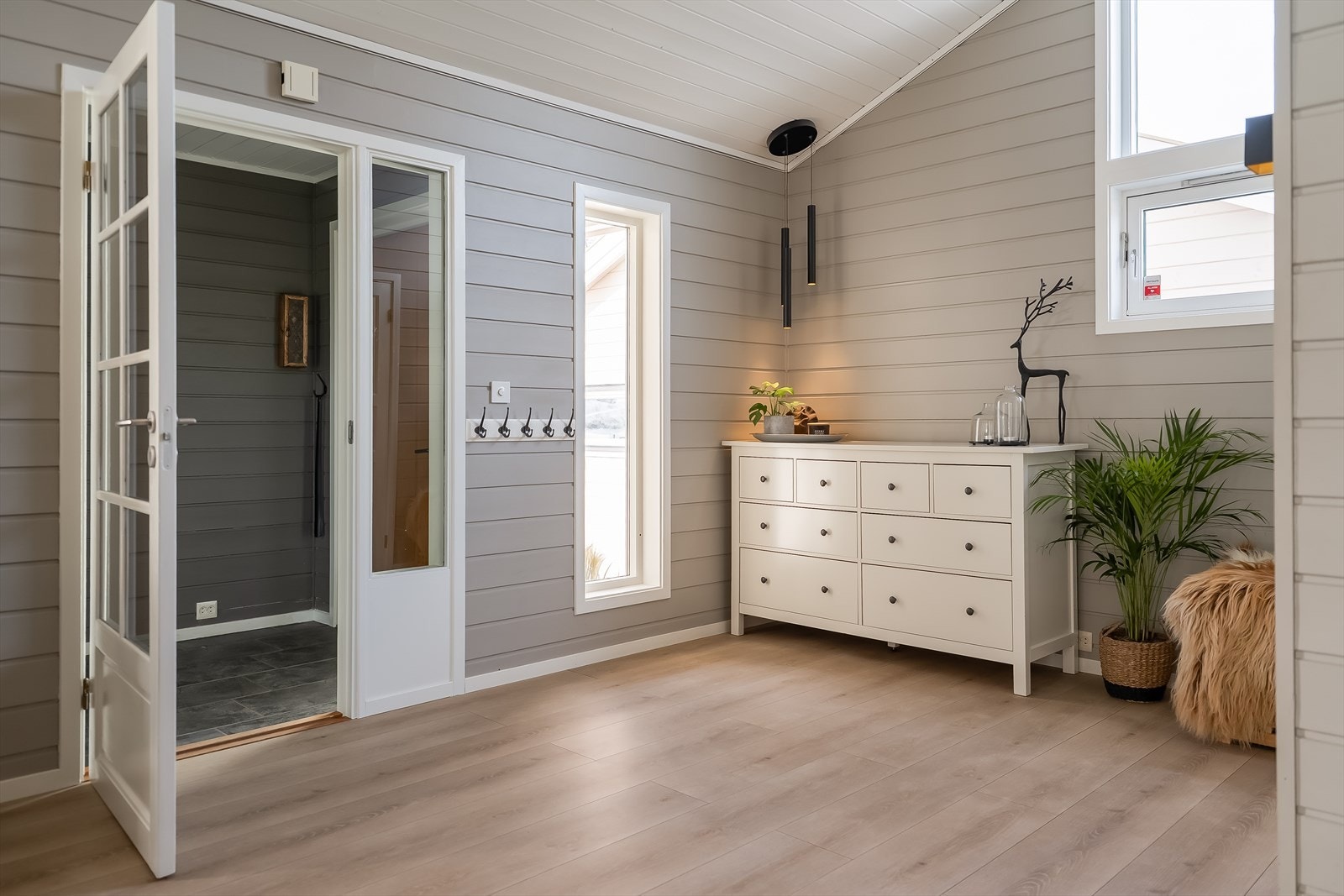 Her er det god plass til skjenk/kommode og annet møblement. Galleribilde