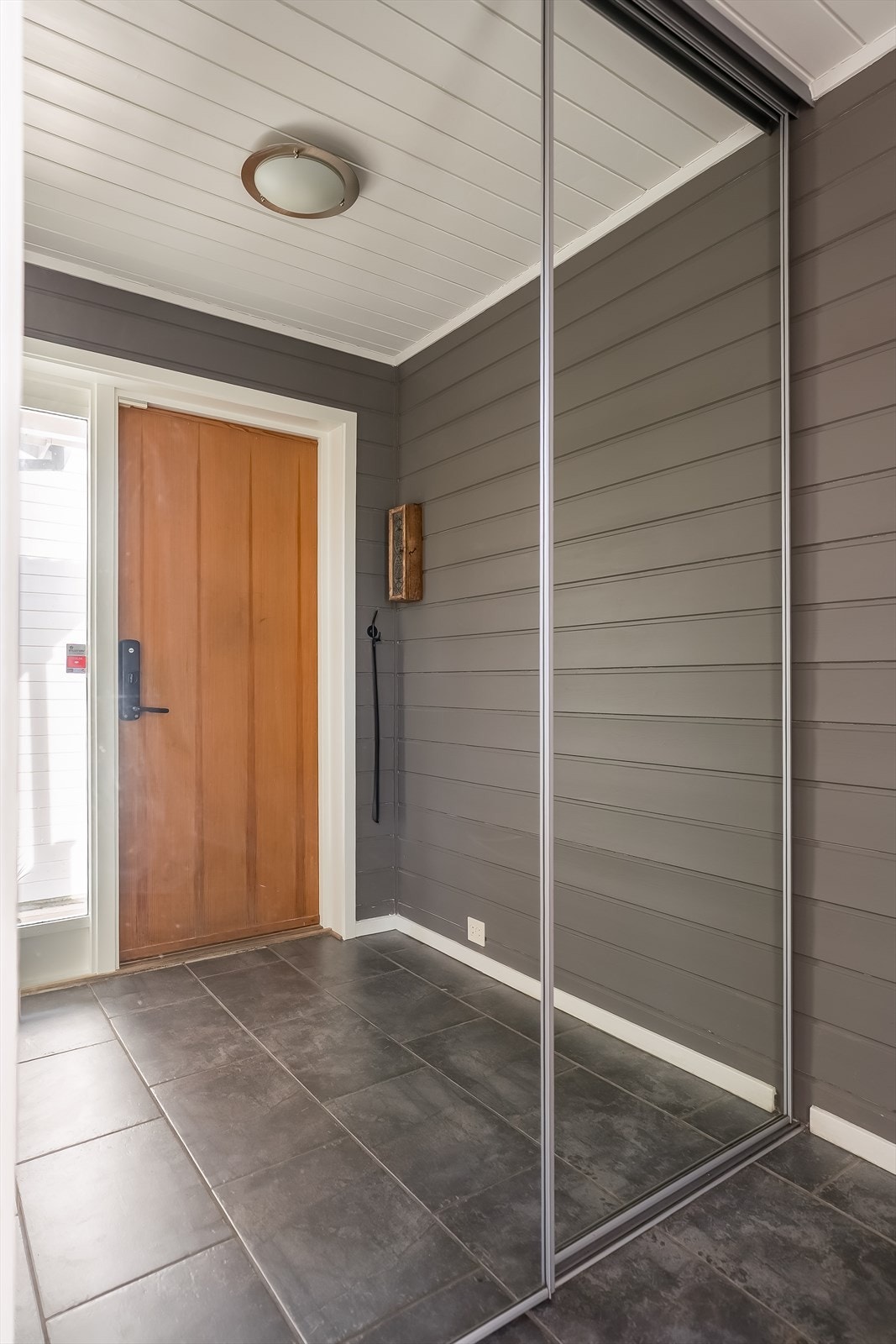 I vindfanget er det etablert skyvedørsgarderobe, noe som gir rikelig med oppbevaringsplass for yttertøy. Galleribilde