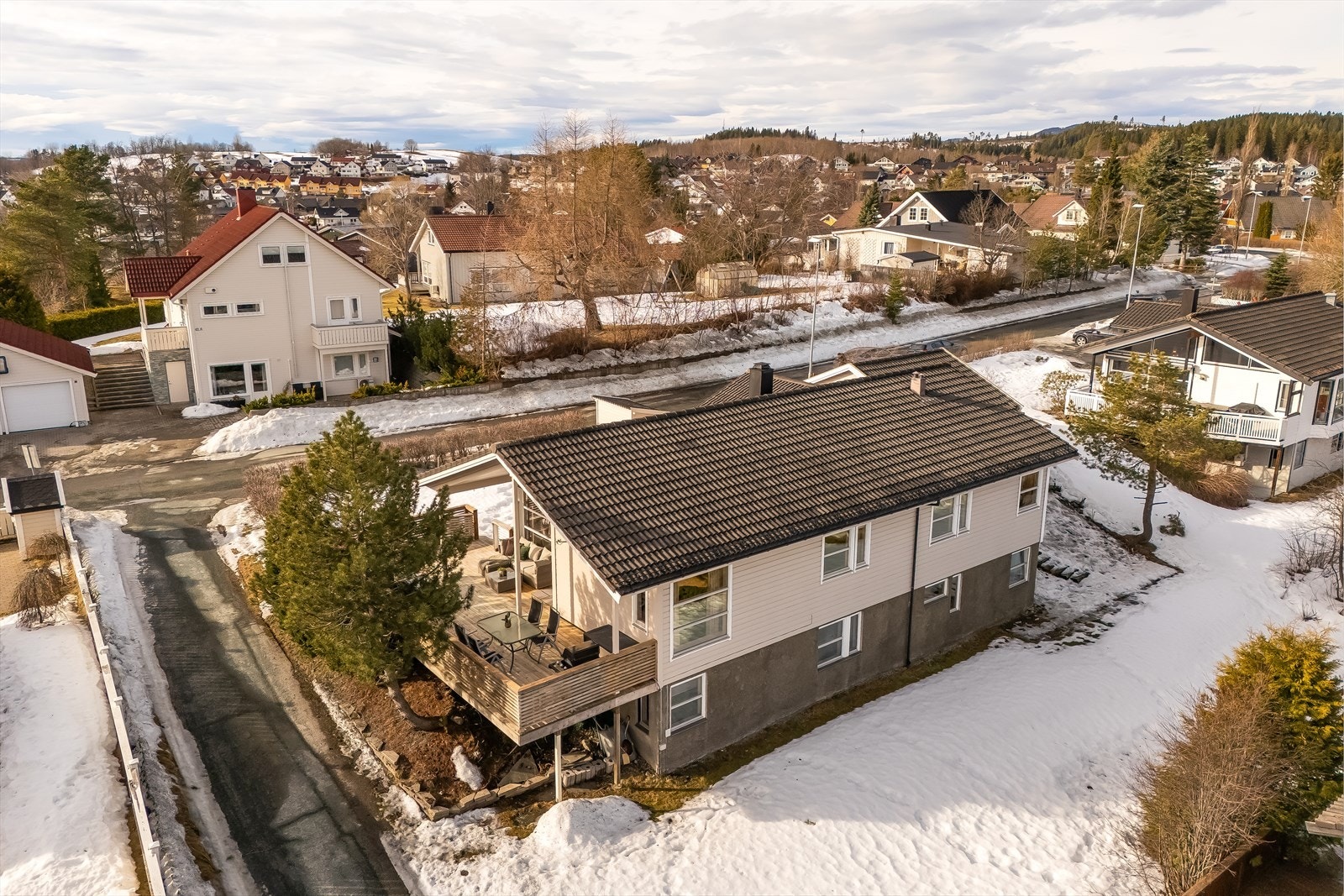 Boligen ligger i et veletablert og rolig nabolag, med kort avstand til Åsheim barne- og ungdomsskole, samt flere barnehager. Galleribilde