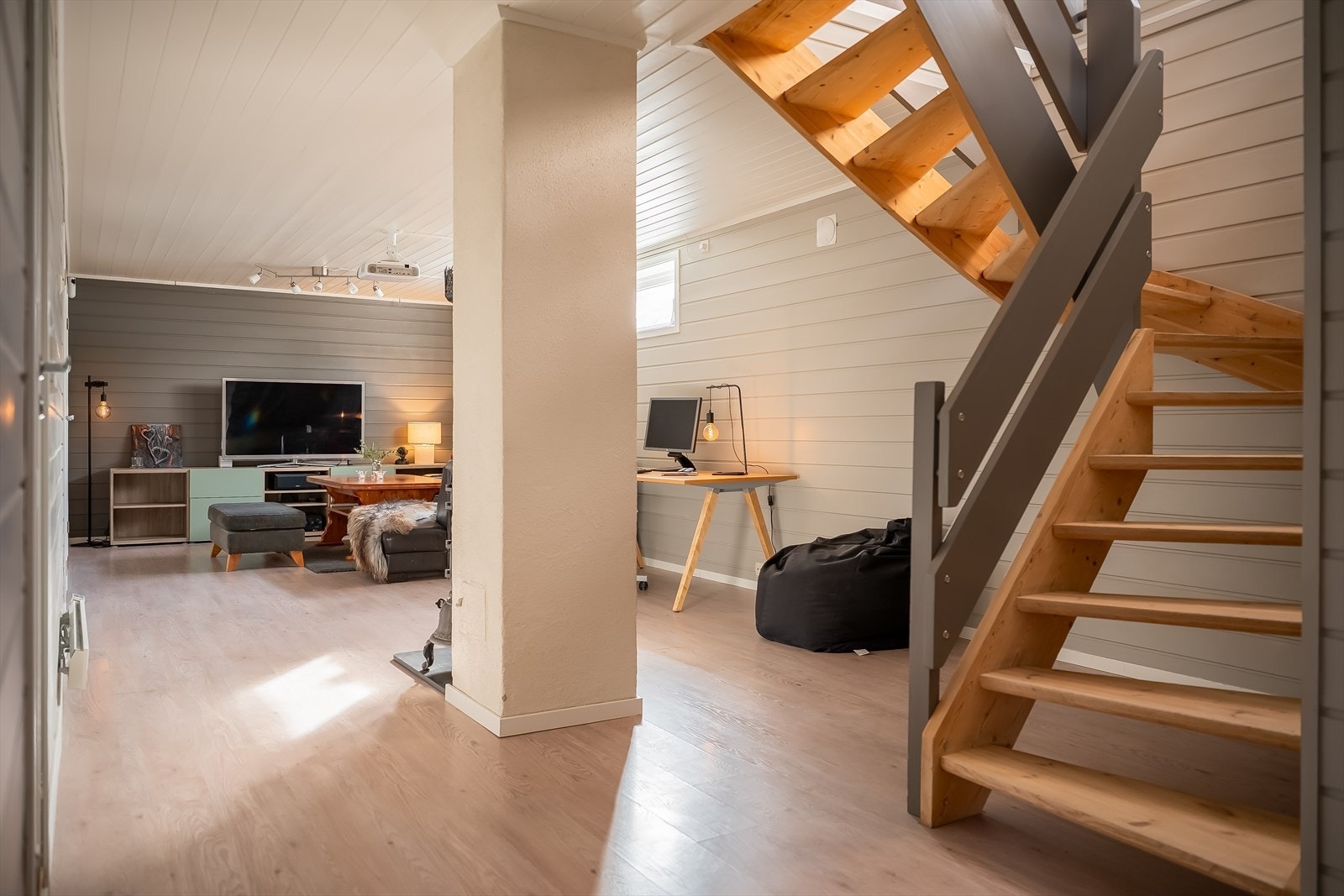 I sokkeletasjen finner du tre soverom av god størrelse, et romslig bad, kjellerstue, bod og vaskerom. Galleribilde