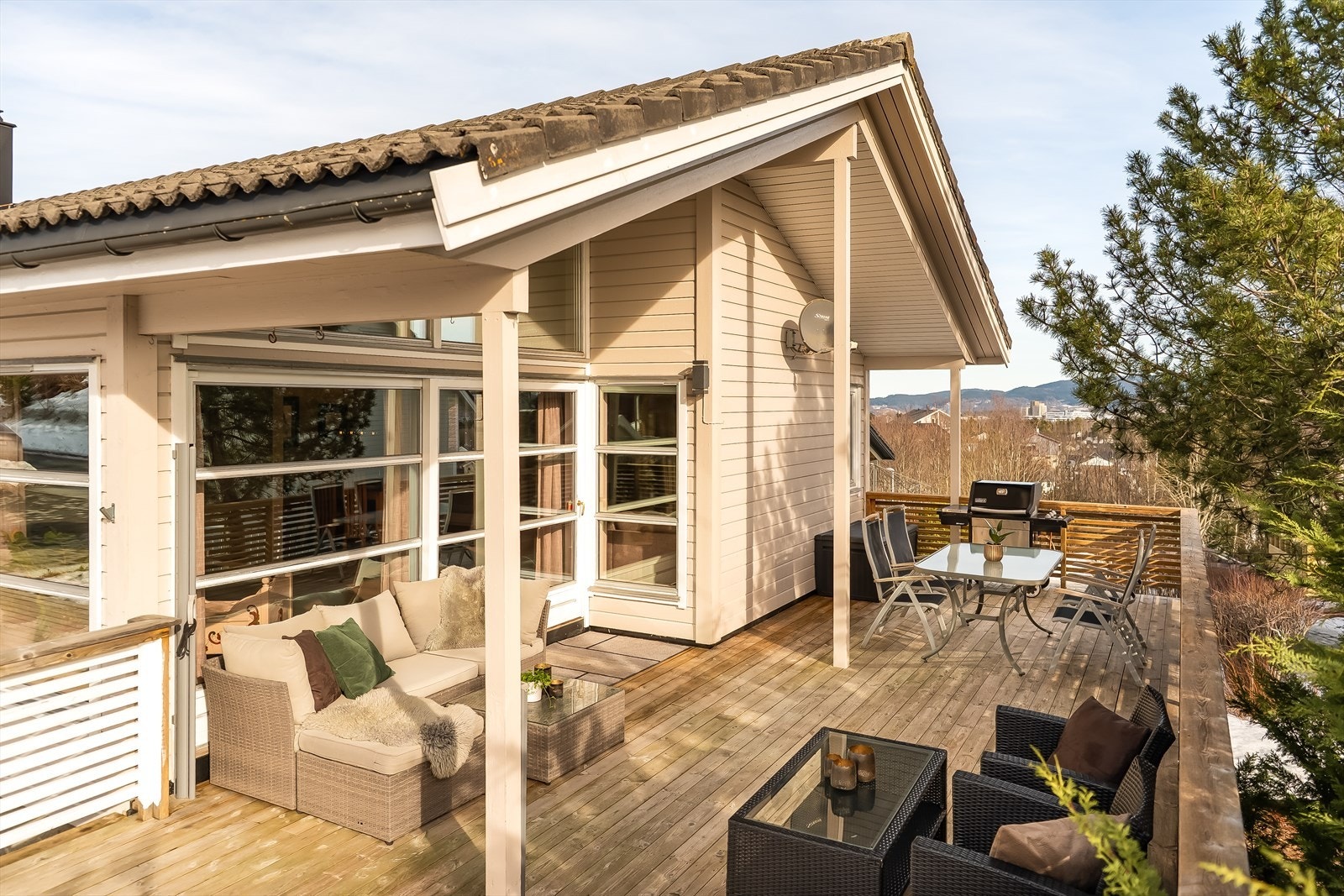 Terrassen er på hele 45,3 m² og strekker seg langs hele boligens kortside, med rikelig plass til ulike soner. Galleribilde