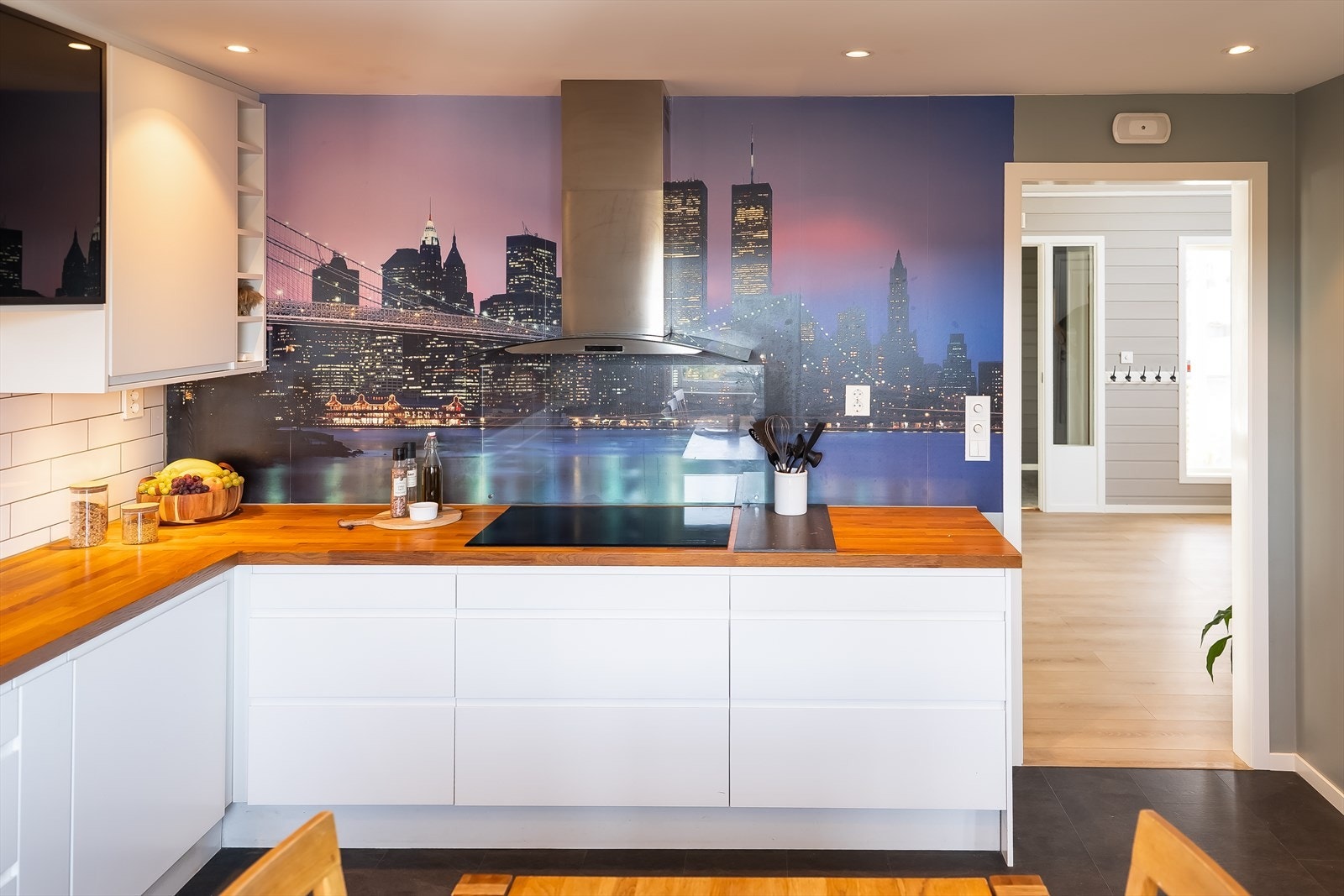 Her får du rikelig med benkeplass, og hele kjøkkenbenken er utført i tre som gir et varmt og naturlig uttrykk. Galleribilde