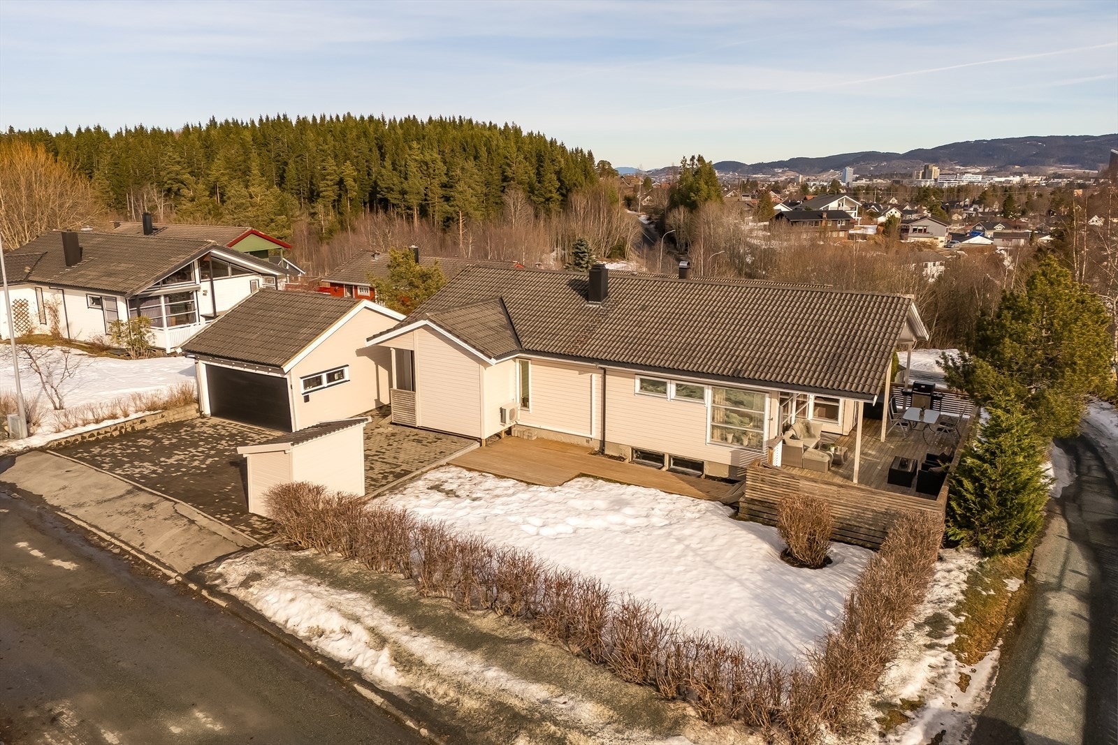 Boligen ligger plassert på en høyde, som gir fin utsikt mot Heimdal sentrum og Tiller. Det er også blindvei, slik at man unngår sjenerende trafikk i gata. Galleribilde