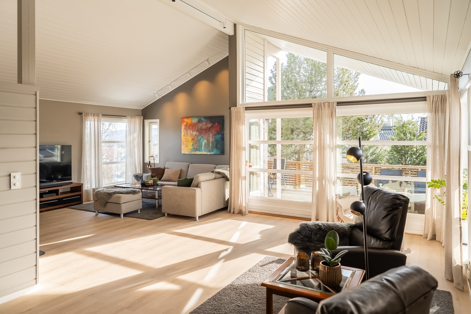 Velkommen inn! Boligens stue strekker seg over hele 78,5 m² og er innredet med flere naturlige soner for opphold og samvær. Galleribilde