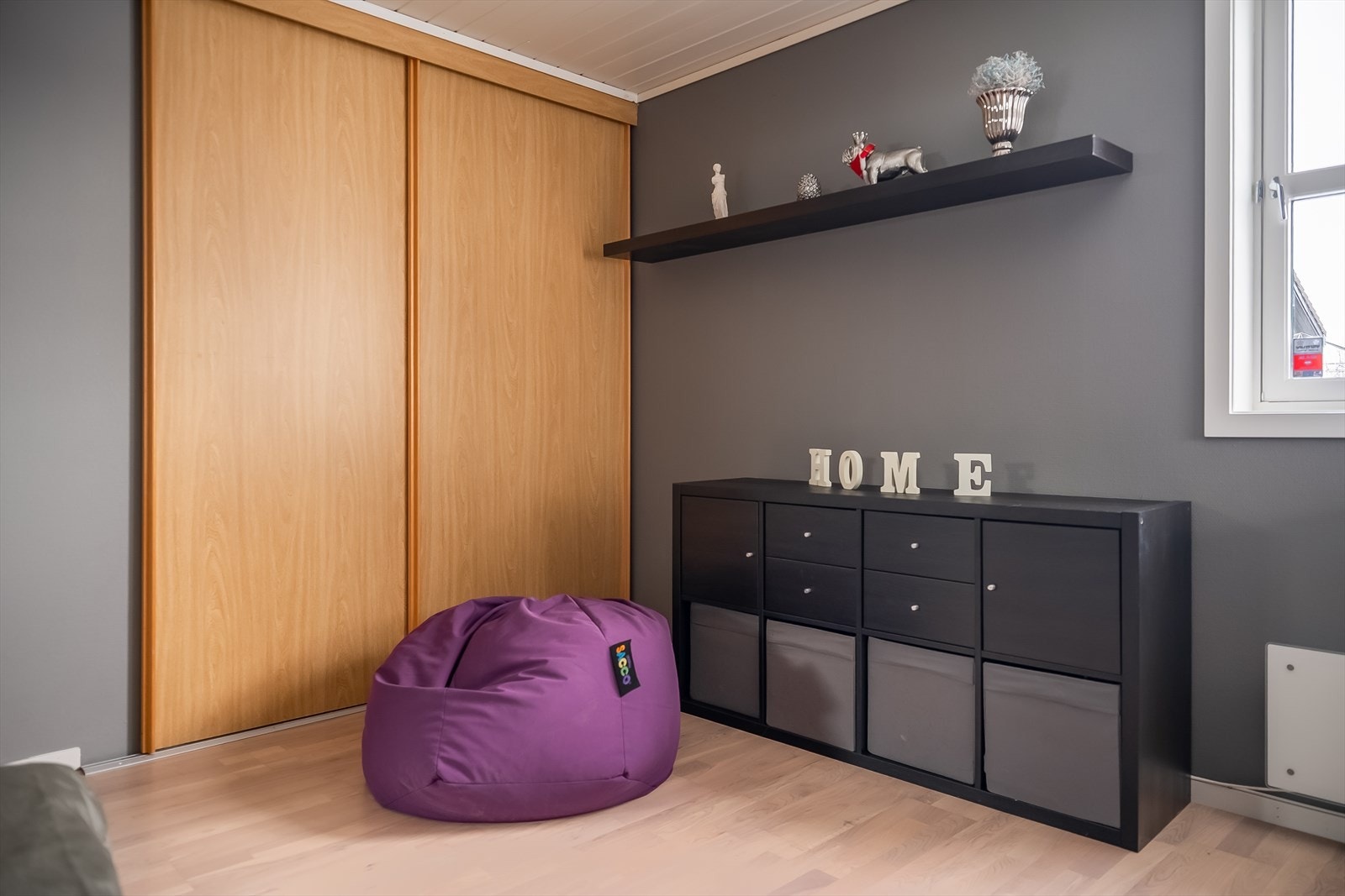 Skyvedørsgarderobe på soverommet medfølger handelen. Galleribilde